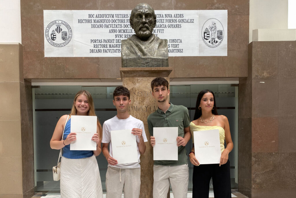 Cuatro alumnos de Colegio Alfinach posan sonrientes tras ser reconocidos entre las 100 mejores notas de la PAU 2025.