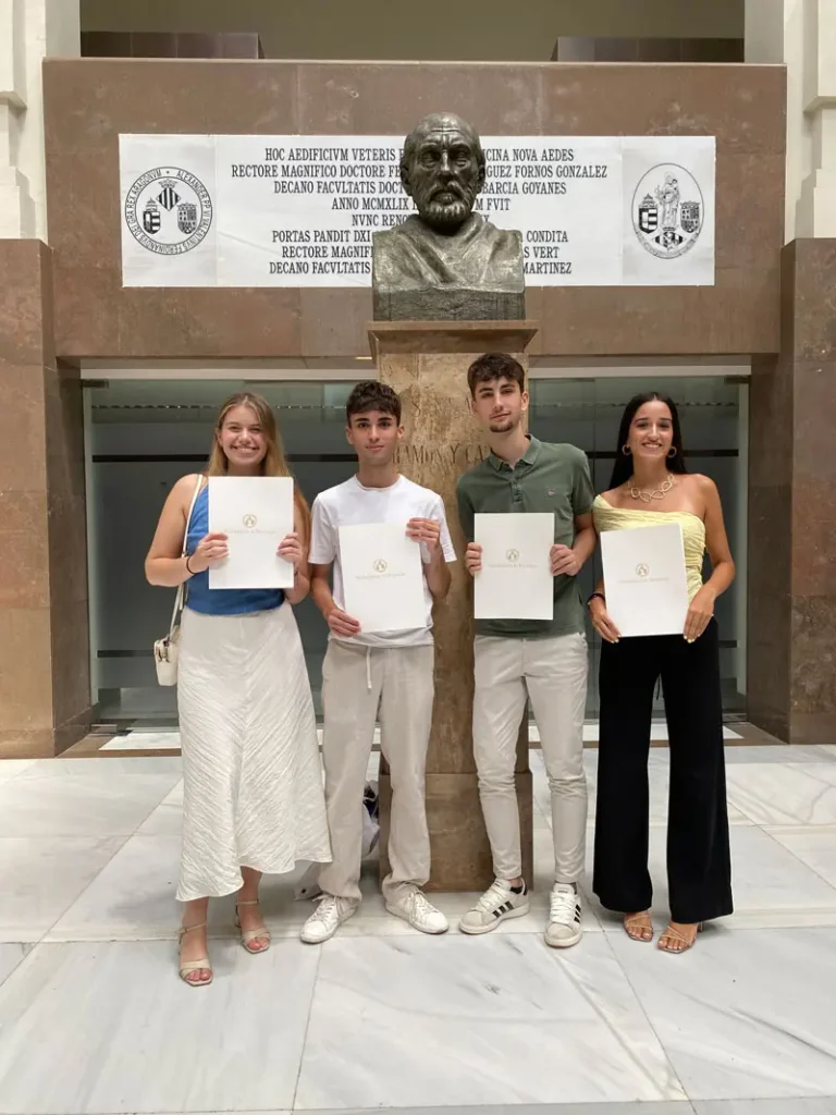 Cuatro alumnos de Colegio Alfinach posan sonrientes tras ser reconocidos entre las 100 mejores notas de la PAU 2025.