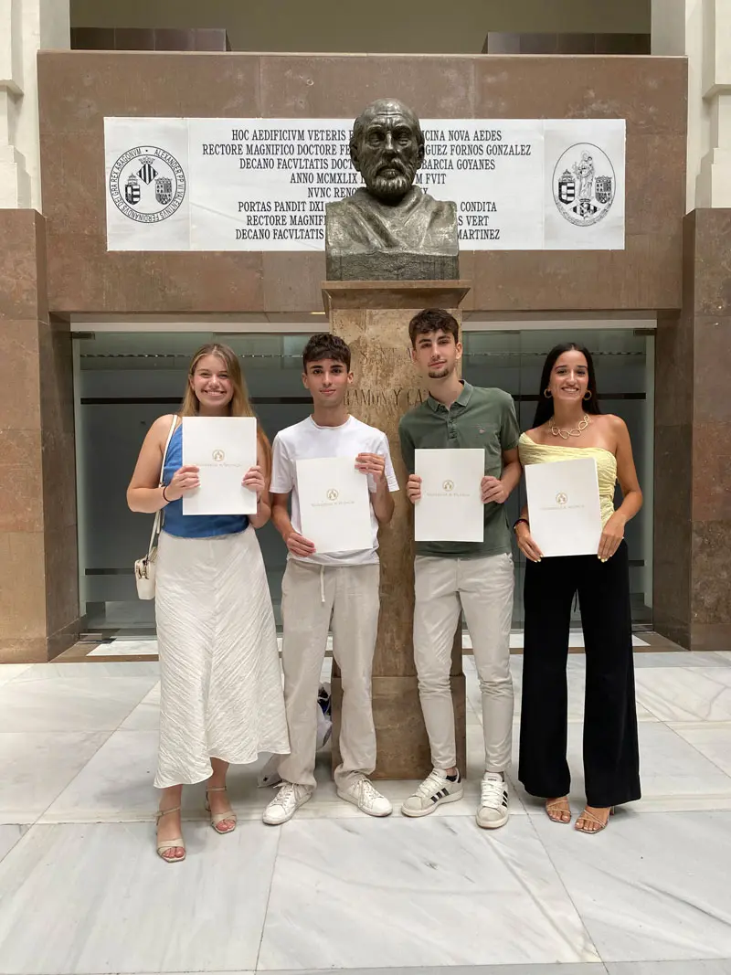 Cuatro alumnos de Colegio Alfinach posan sonrientes tras ser reconocidos entre las 100 mejores notas de la PAU 2025.