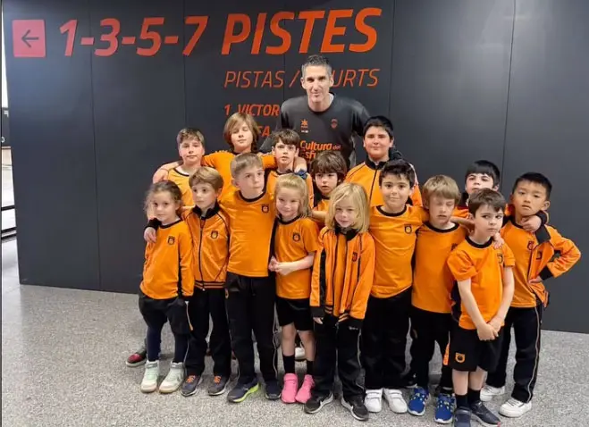 Niños del Colegio Alfinach jugando al baloncesto en La Alquería del Basket en Valencia.